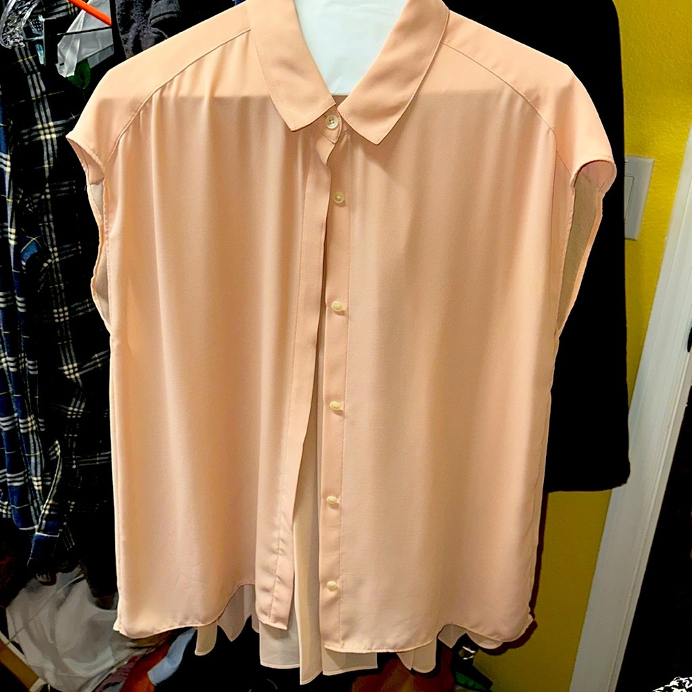 BR short sleeved pleated blouse in blush. Size M. Perfect for summer.